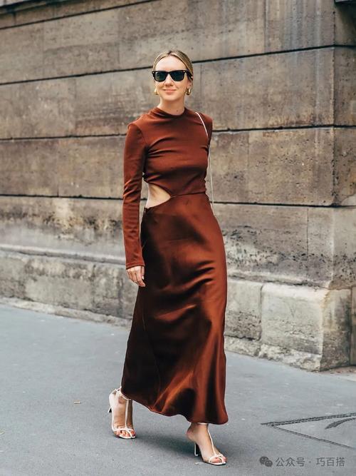 早春裙裝點睛術(shù) 內(nèi)搭連衣裙與飾品的完美協(xié)奏